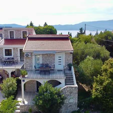 Nives Kremena