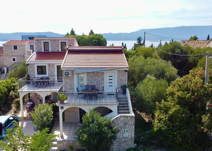 Nives Kremena